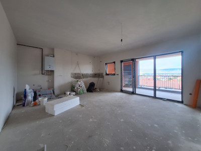 Apartament cu 3 camere, semifinisat, terasa, zona Parcului Poligon