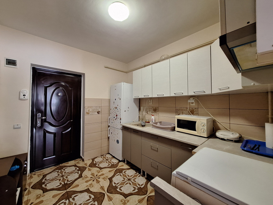 Apartament cu 2 camere, 42 mp, balcon, zona Teilor