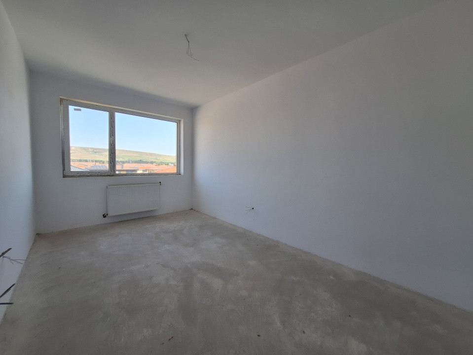 Apartament cu 3 camere semifinisat, balcon, zona Terra