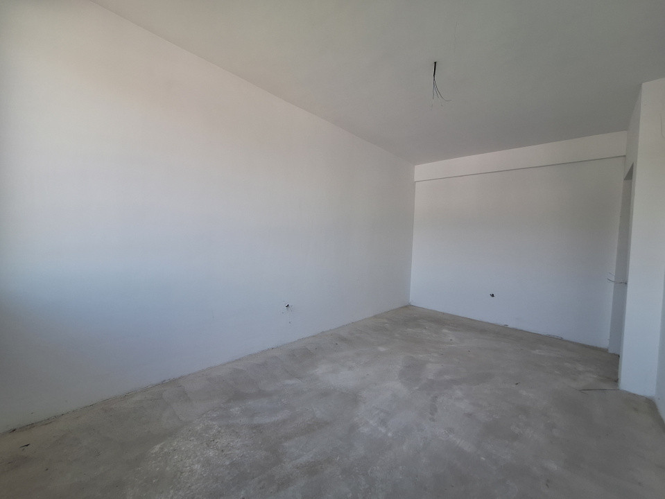 Apartament cu 3 camere semifinisat, balcon, zona Terra