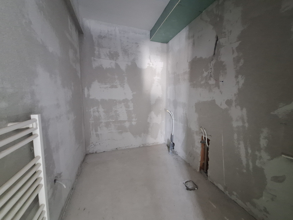 Apartament cu 3 camere semifinisat, balcon, zona Terra