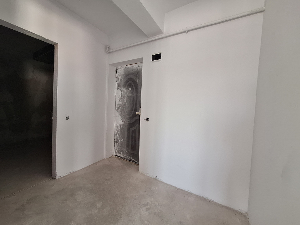 Apartament cu 3 camere semifinisat, balcon, zona Terra
