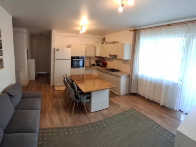 Apartament cu 3 camere, balcon, langa VIVO