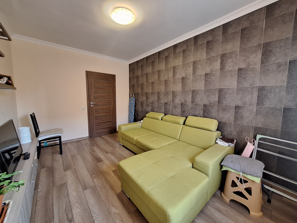 Apartament decomandat, balcon, zona Stejarului