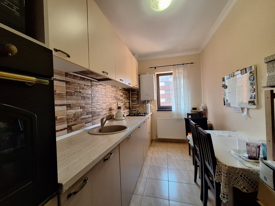 Apartament decomandat, balcon, zona Stejarului