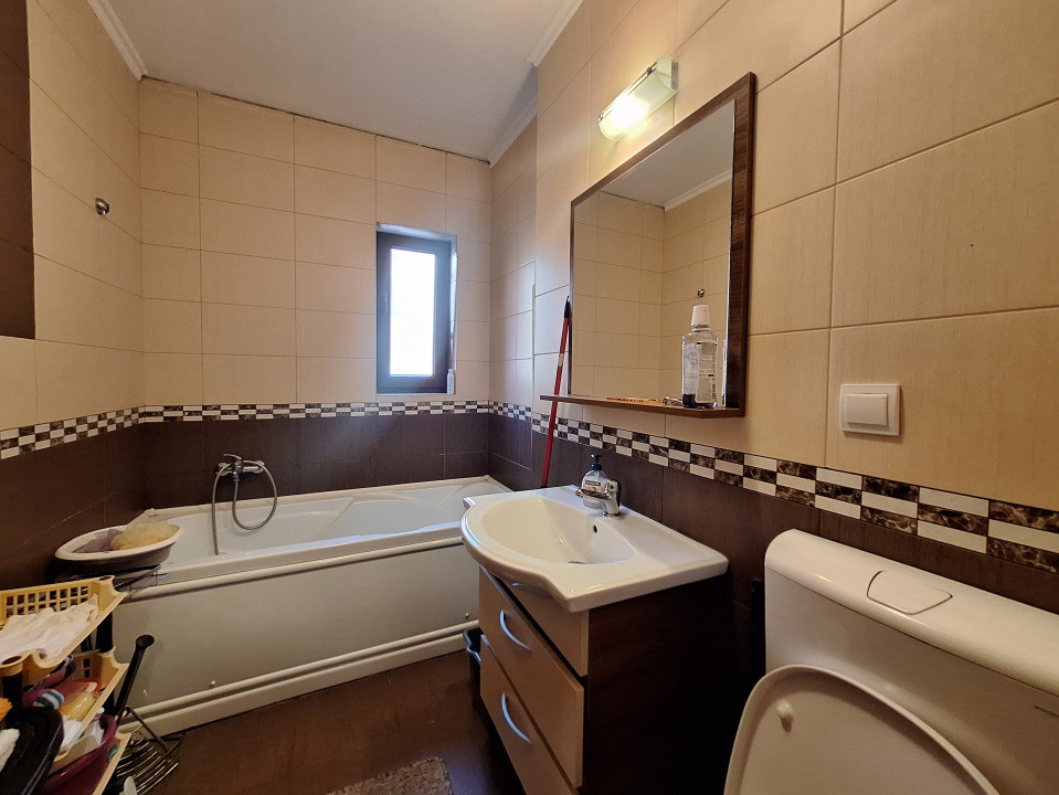 Apartament decomandat, balcon, zona Stejarului