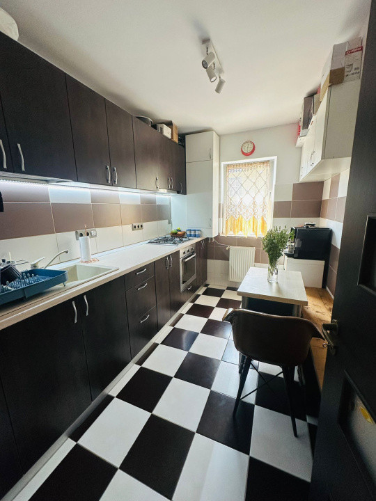 Apartament cu 2 camere, decomandat, zona Porii