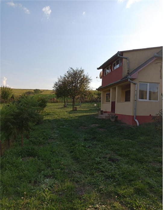 Teren 11.600 mp intravilan, cu casă și utilități pe proprietate – Câmpenești