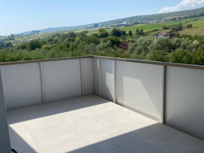 Apartament 3 camere, 2 bai, finisat, zona verde 