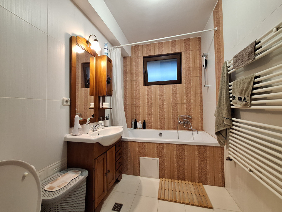 Apartament cu 2 camere, decomandat, balcon, zona Parcului Poligon