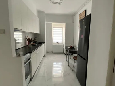 Apartament cu 2 camere , 60mp , zona ultracentrala .