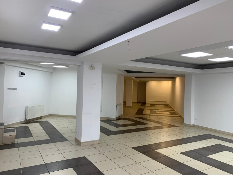 Spatiu comercial cu vitrina, 166 mp, trafic pietonal ridicat, zona Farmec