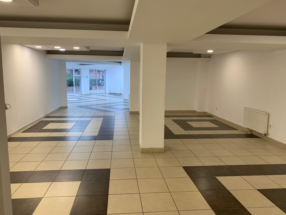 Spatiu comercial cu vitrina, 166 mp, trafic pietonal ridicat, zona Farmec