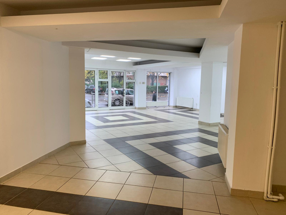 Spatiu comercial cu vitrina, 166 mp, trafic pietonal ridicat, zona Farmec
