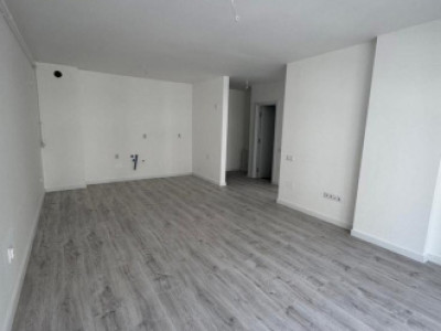 apartament semifinisat cu  2camere,etaj intermediar,parcare,zona Eroilor