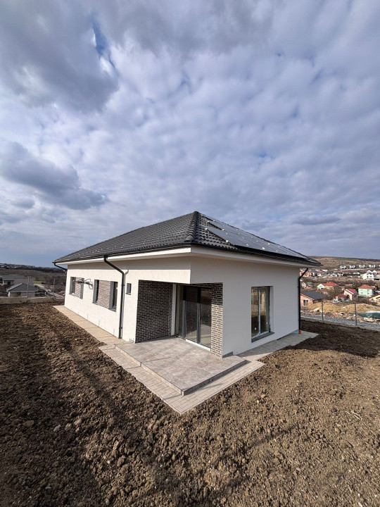 Casă individuală, 170 mp, pe un singur nivel, 300 mp curte, intrare Chinteni