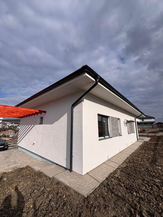 Casă individuală, 170 mp, pe un singur nivel, 300 mp curte, intrare Chinteni