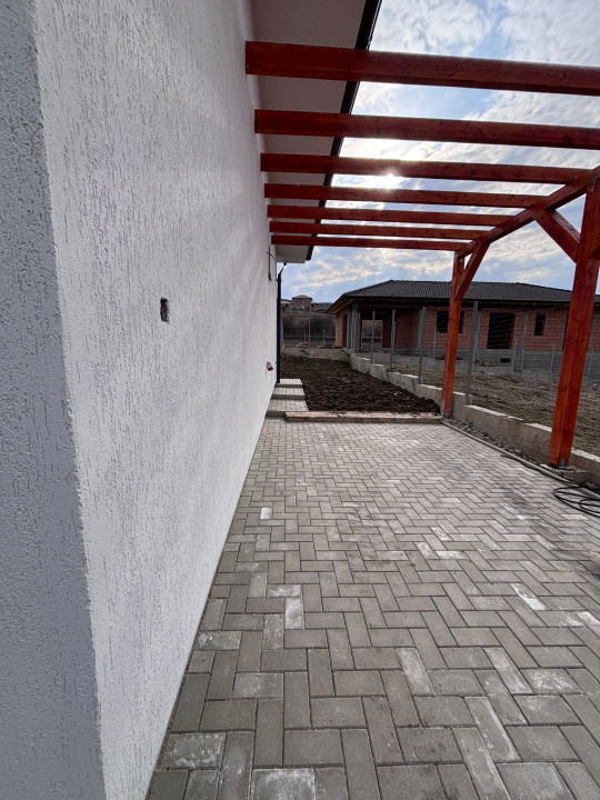 Casă individuală, 170 mp, pe un singur nivel, 300 mp curte, intrare Chinteni