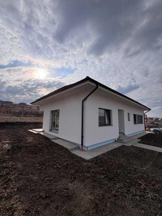 Casă individuală, 170 mp, pe un singur nivel, 300 mp curte, intrare Chinteni