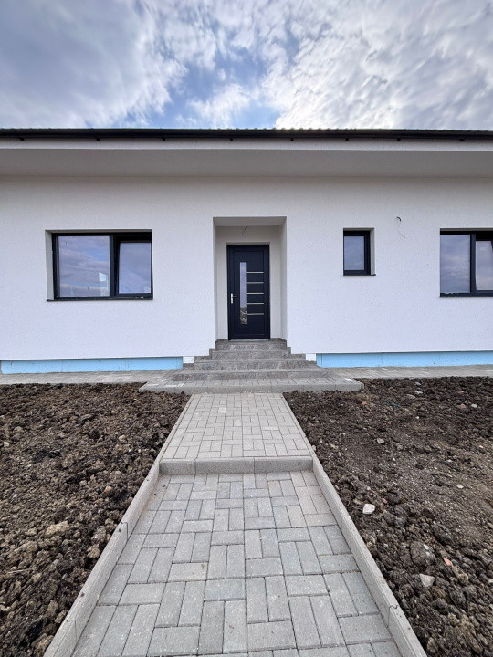 Casă individuală, 170 mp, pe un singur nivel, 300 mp curte, intrare Chinteni