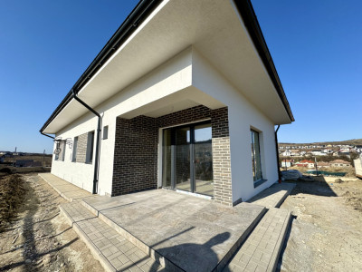 Casă individuală, 170 mp, pe un singur nivel, 300 mp curte, intrare Chinteni