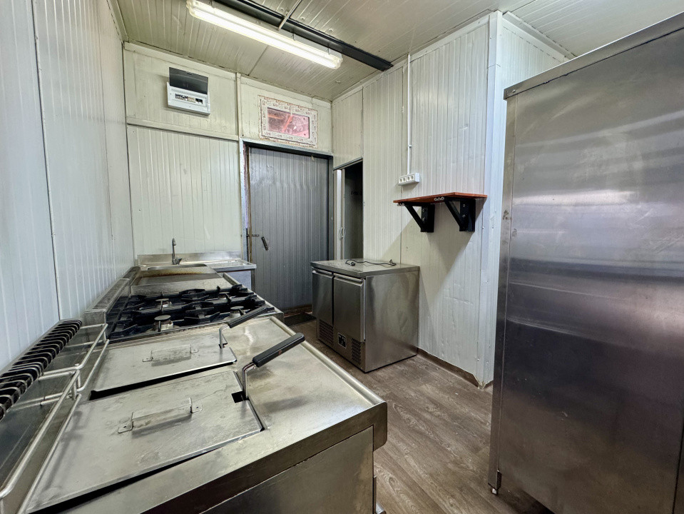 Spatiu autorizat pentru alimentatie publica, 74 mp, terasa, zona Piata 1 Mai