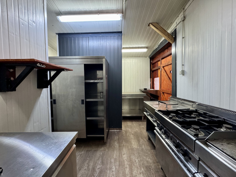 Spatiu autorizat pentru alimentatie publica, 74 mp, terasa, zona Piata 1 Mai