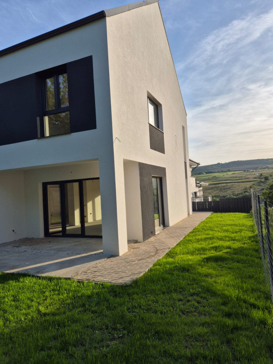 Duplex semifinisat Oasului 134mp utili 280mp teren 