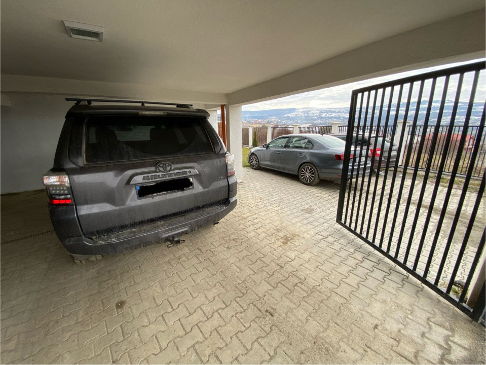 Casă elegantă în Borhanci – liniște, lumină și natură la tine acasă