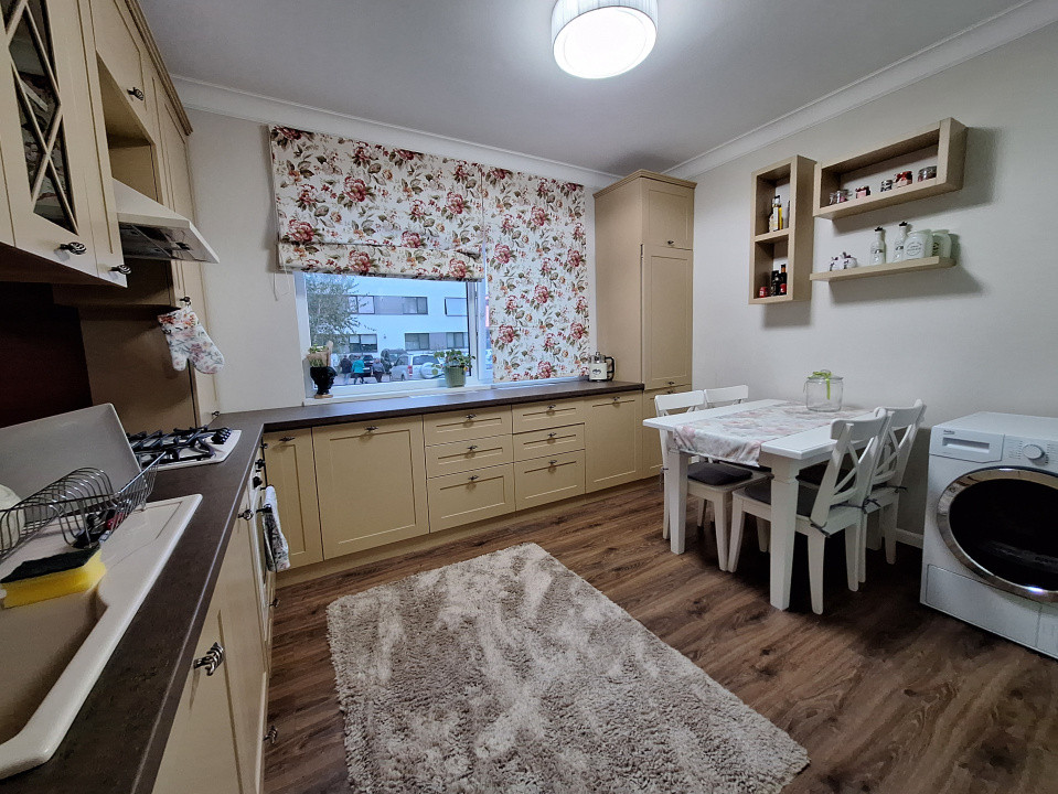 Apartament cu 3 camere, 65 mp, balcon, zona Stadionului