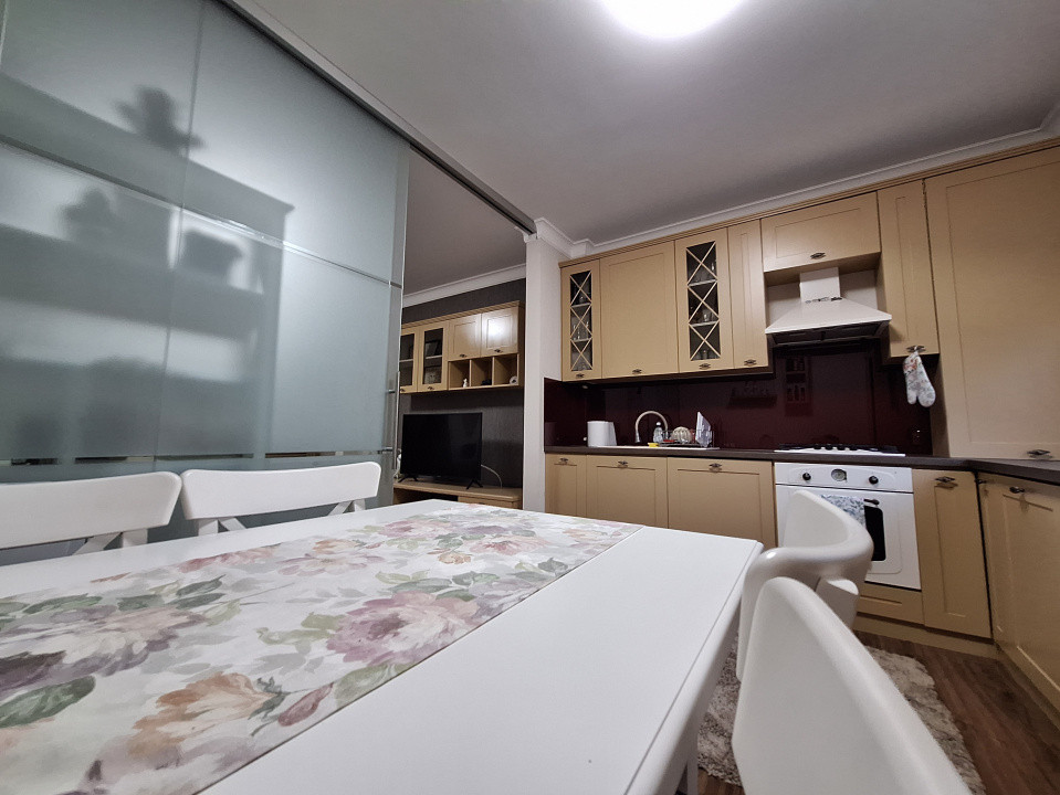 Apartament cu 3 camere, 65 mp, balcon, zona Stadionului