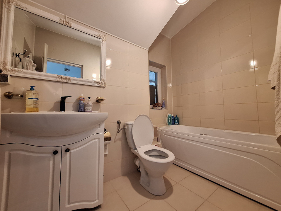 Apartament cu 3 camere, 68 mp, balcon, strada Tautiului